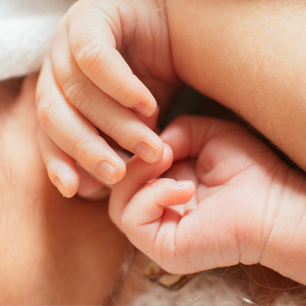 La pelle delicata della mano di un neonato e di un bambino