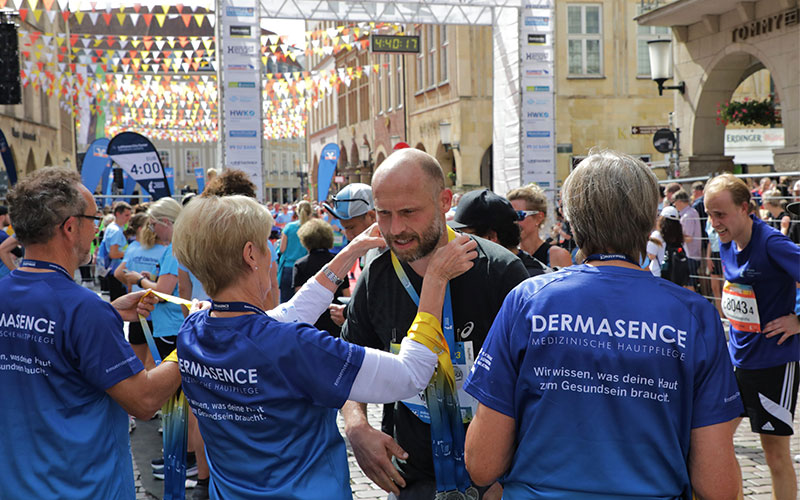 Helfer*innen in DERMASENCE-T-Shirts beim Münster Marathon; (C) Jörg Riemenschneider
