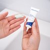 Foto delle mani che mostrano la consistenza del prodotto.