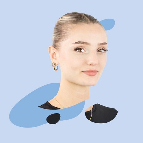Lilly Selka vor blauem Hintergrund