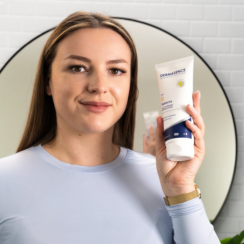 Foto af en kvinde, der påfører produktet.