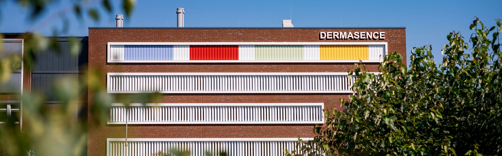 Fassade des DERMASENCE-Firmensitzes, Bildnachweis: Daniel Morsay