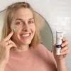 Foto einer Frau, die das Produkt anwendet.