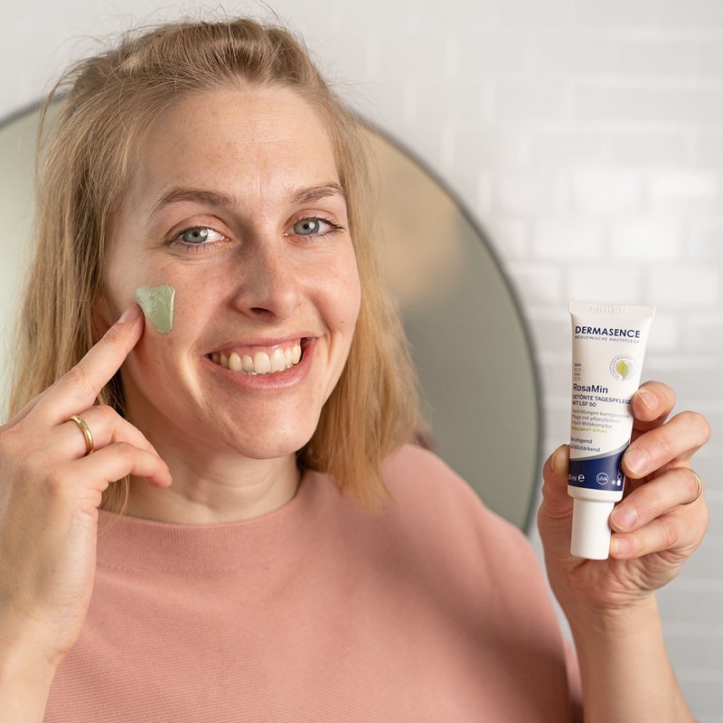 Foto einer Frau, die das Produkt anwendet.