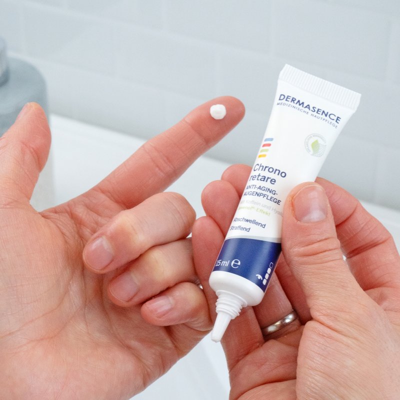 Foto af hænder, der viser produktets tekstur.