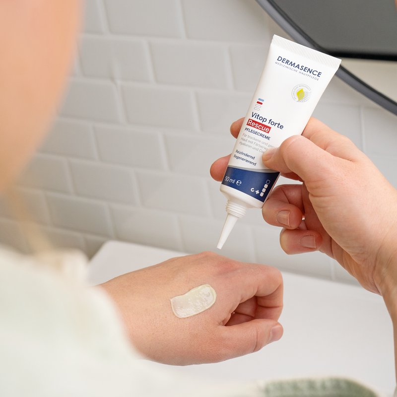 Foto af hænder, der viser produktets tekstur.