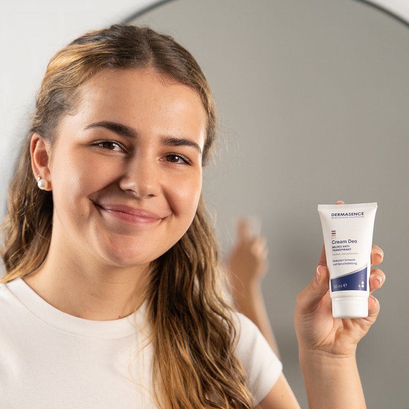 Foto af en kvinde, der påfører produktet.