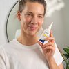 Foto einer Frau, die das Produkt anwendet. 