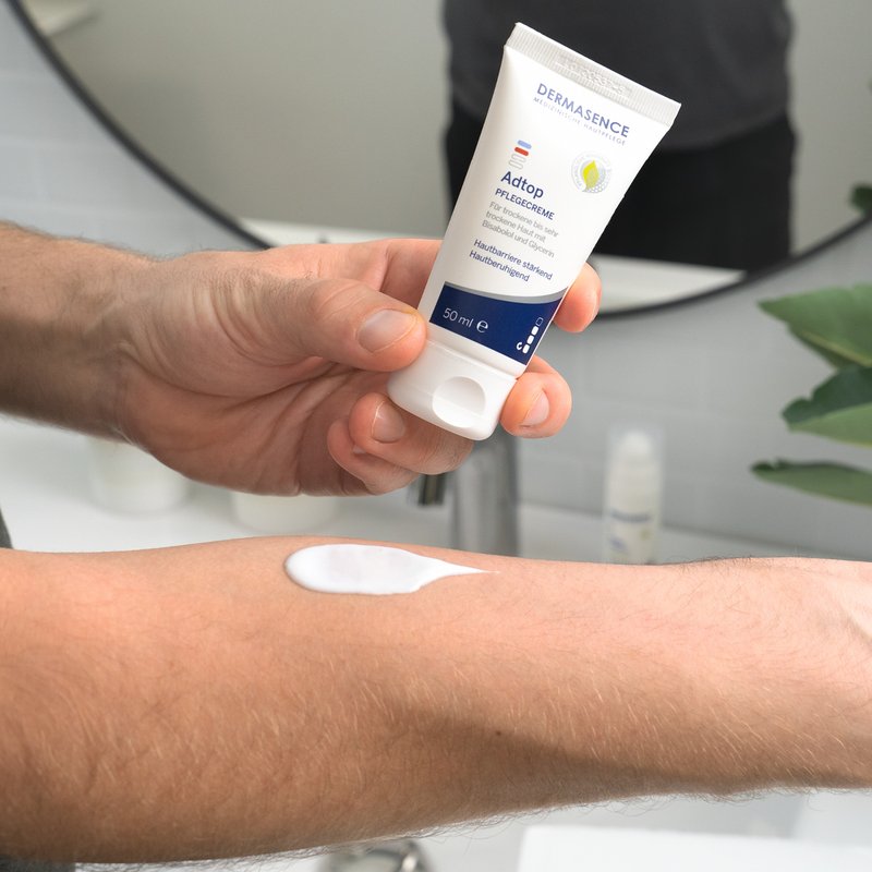 Foto von einem Arm, der die Textur des Produktes zeigen.