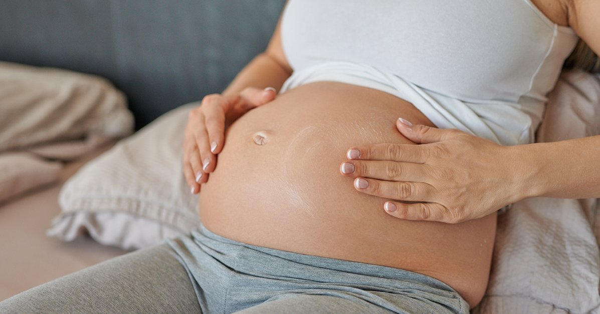 Belly rubbing. Девушка держится за живот. Pregnant belly RUB. Rubbing pregnant belly with Oil.