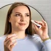 Foto einer Frau, die das Produkt anwendet.