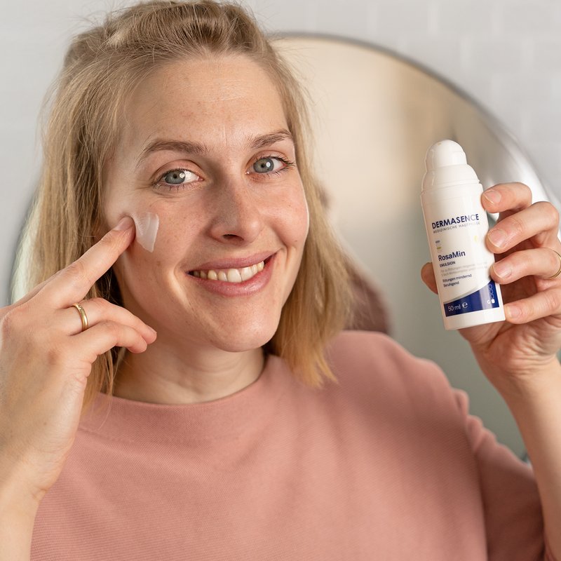 Foto af en kvinde, der påfører produktet.