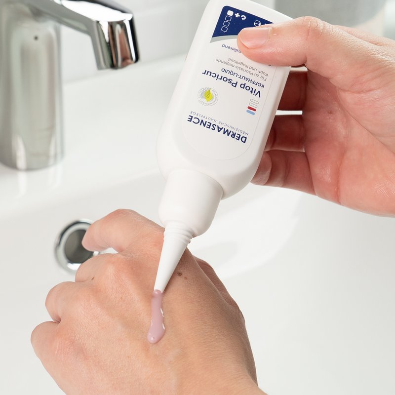 Foto delle mani che mostrano la consistenza del prodotto.