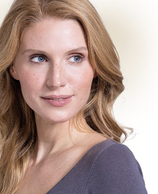 Blonde vrouw met droge huid