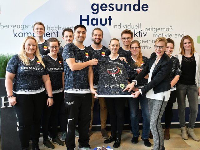 Teamfoto von Badminton SC Münster 08 mit Marketingleitung Gudrun Hams-Weinecke