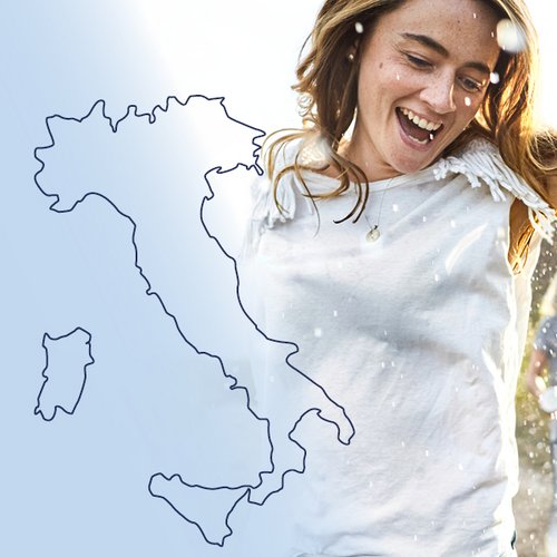Geographischer Umriss von Italien und glückliche Frau