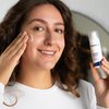 Foto di una donna che applica il prodotto.
