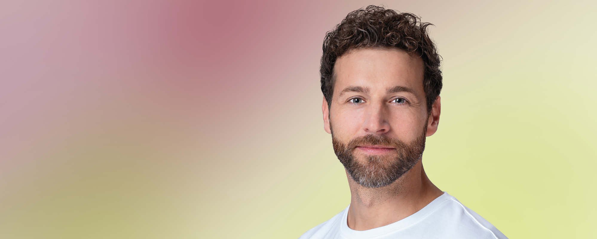 Visage d’un homme barbu d’âge moyen, au regard confiant.