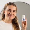 Foto einer Frau, die das Produkt in der Hand hält