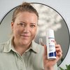 Foto einer Frau, die das Produkt anwendet. 