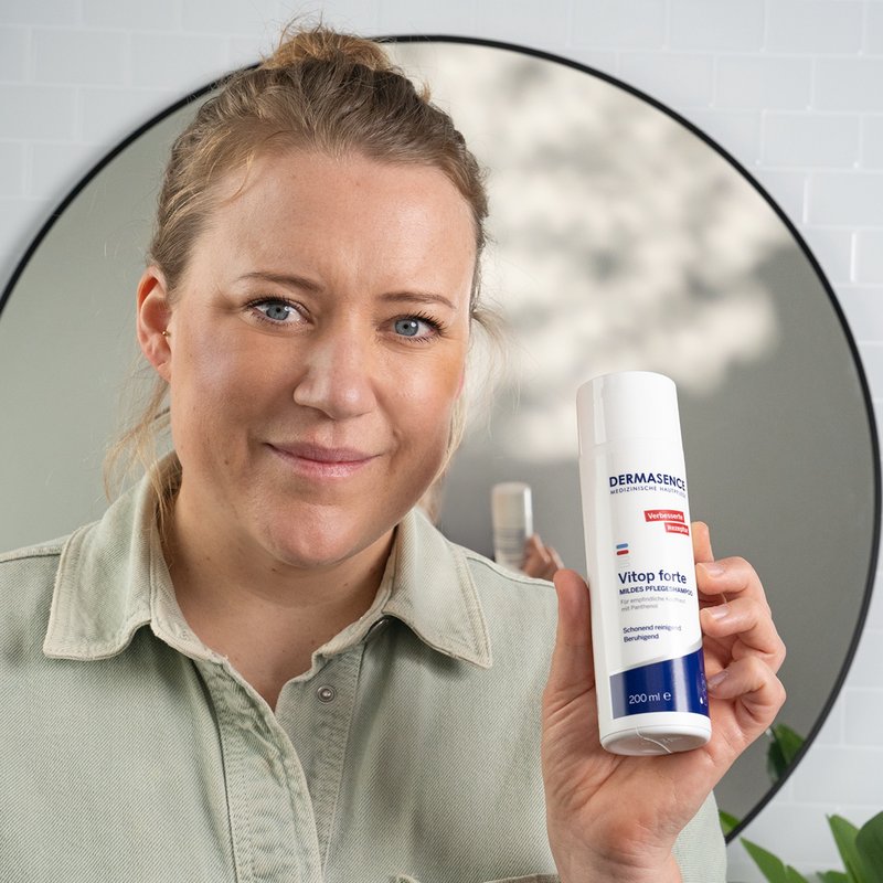Foto einer Frau, die das Produkt anwendet. 