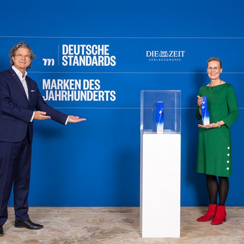 La responsabile del marketing Gudrun Hams-Weinecke alla cerimonia di premiazione del "German Standards - Brand of the Century 2022