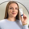 Foto einer Frau, die das Produkt anwendet. 