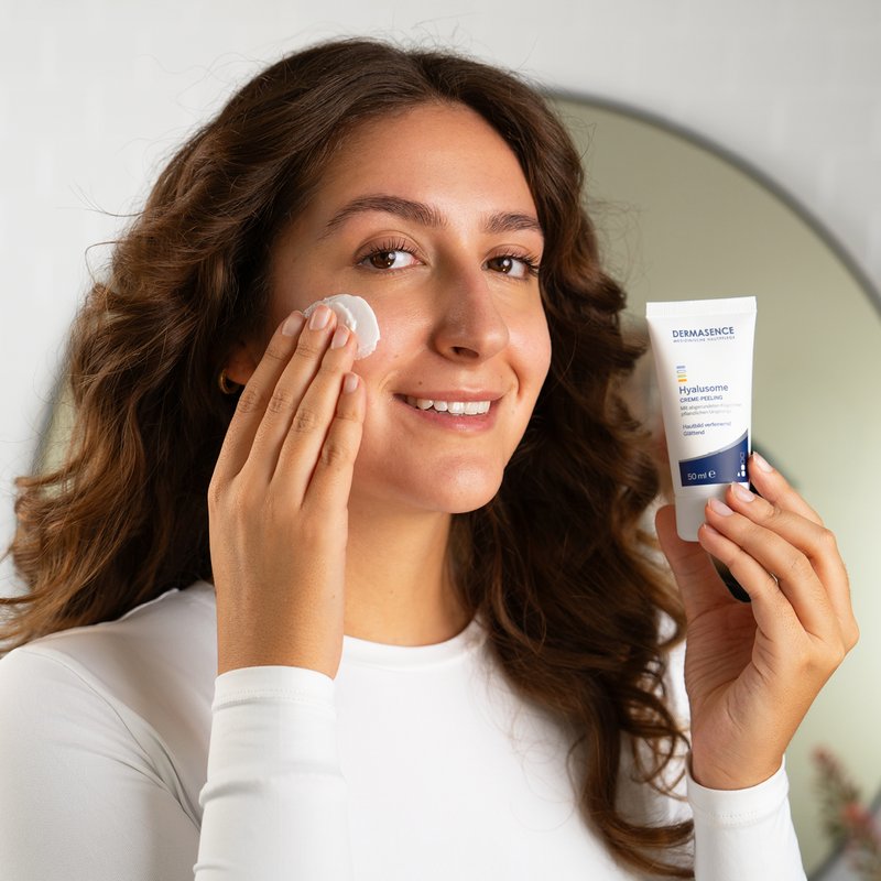 Foto einer Frau, die das Produkt anwendet. 