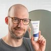 Foto van een man die het product aanbrengt.