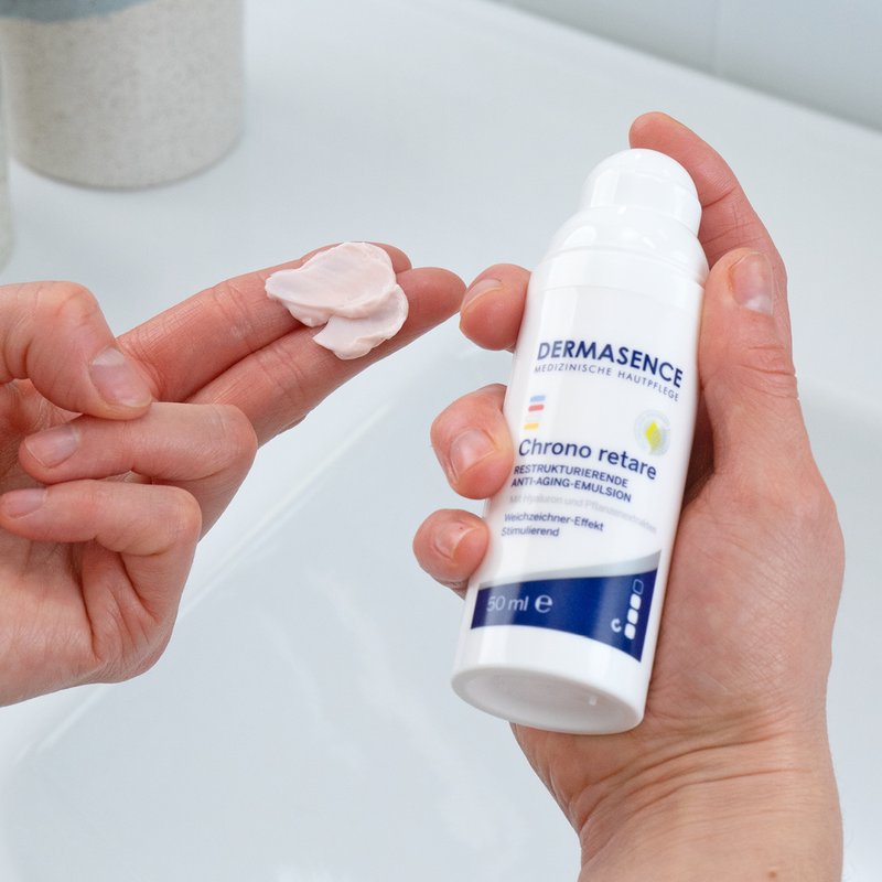 Foto af hænder, der viser produktets tekstur.