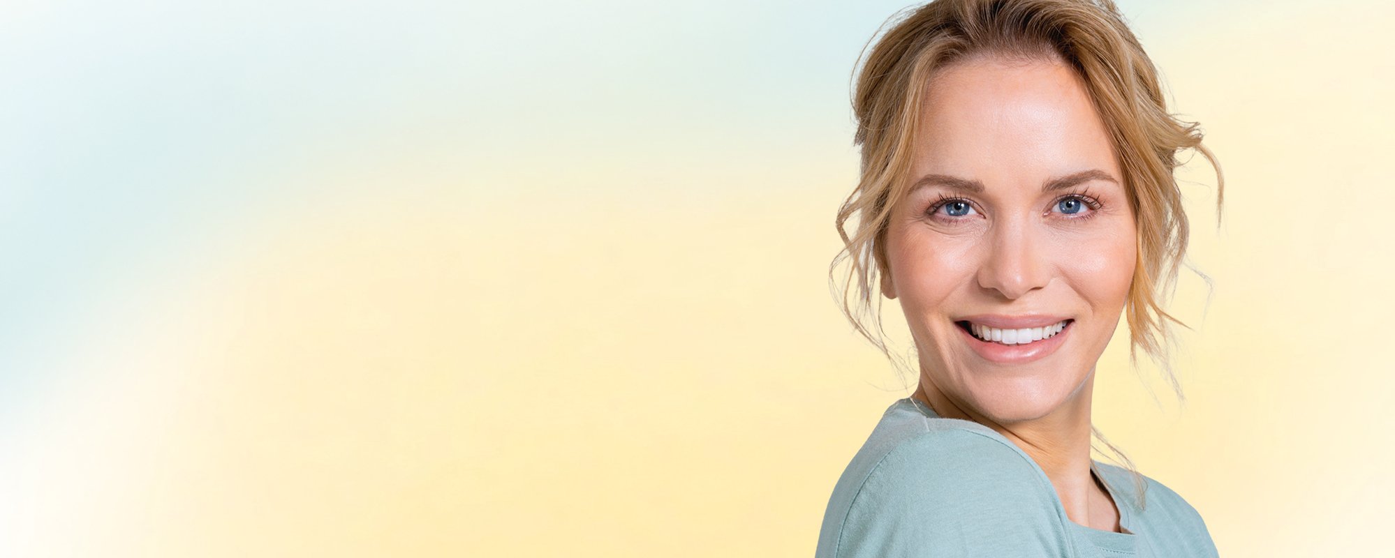Lachende vrouw met een prachtige, rimpelvrije huid
