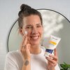Foto einer Frau, die das Produkt anwendet.