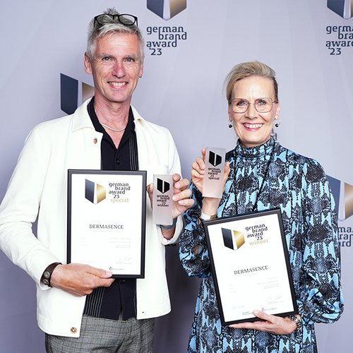 Detlef Isermann (geschäftsführender Gesellschafter) und Gudrun Hams-Weinecke (Marketingleitung) beim German Brand Award