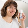 Foto einer Frau, die das Produkt anwendet.