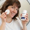 Foto einer Frau, die das Produkt anwendet. 