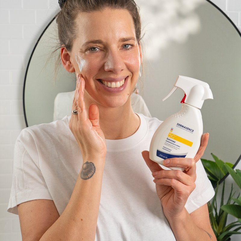 Foto af en kvinde, der påfører produktet.