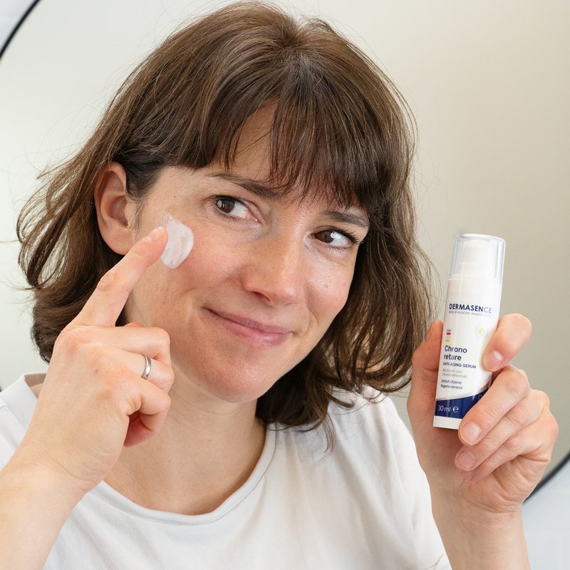 Foto af en kvinde, der påfører produktet.