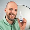 Foto eines Mannes, der das Produkt anwendet.