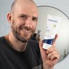 Foto eines Mannes, der das Produkt anwendet.