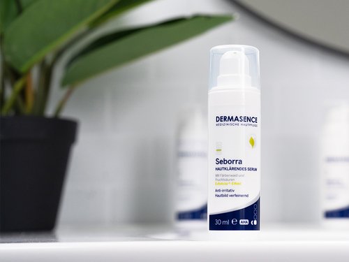 [Translate to Dänisch:] DERMASENCE Seborra Hautklärendes Serum auf einem Waschbecken