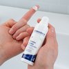 Foto van handen die de textuur van het product laten zien.