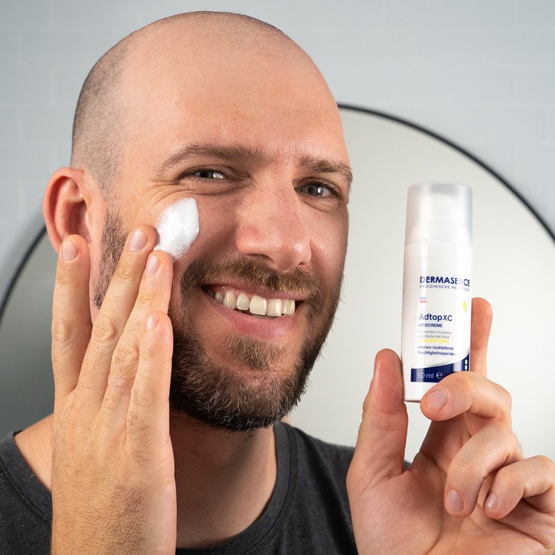 Foto af en mand, der påfører produktet.
