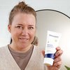 Foto van een vrouw die het product aanbrengt.
