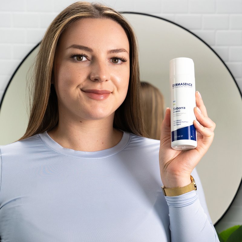Foto af en kvinde, der påfører produktet.