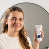 Foto af en kvinde, der påfører produktet.