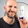Foto eines Mannes, der das Produkt anwendet.