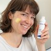 Foto van een vrouw die het product aanbrengt.